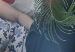 A mulher de meias-calças esfrega filme de sexo grátis em português as bolas do Fetichista enquanto masturba a pila