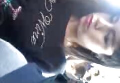 A mulher de óculos e meias pretas não presta na vídeo de pornô português brasileiro cozinha e dá graxa.