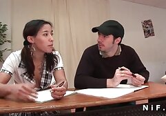 A mulher engole os tomates do marido durante um Broche em filme de pornô brasileiro em português casa.