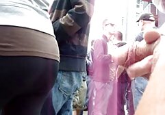 A mulher engana o marido com o vídeo pornô brasileiro em português árabe no hotel.
